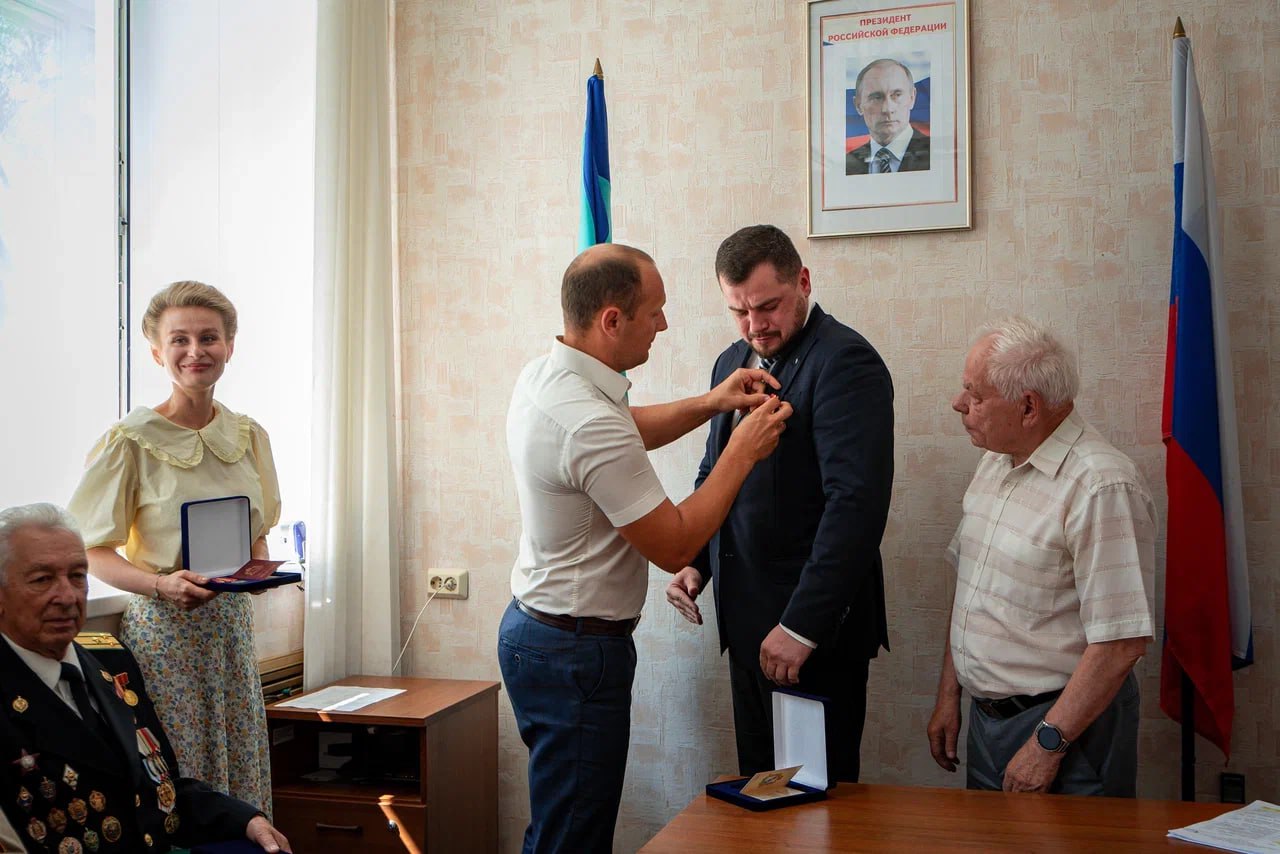 Олега Малахова наградили за поддержку ветеранов и детей войны