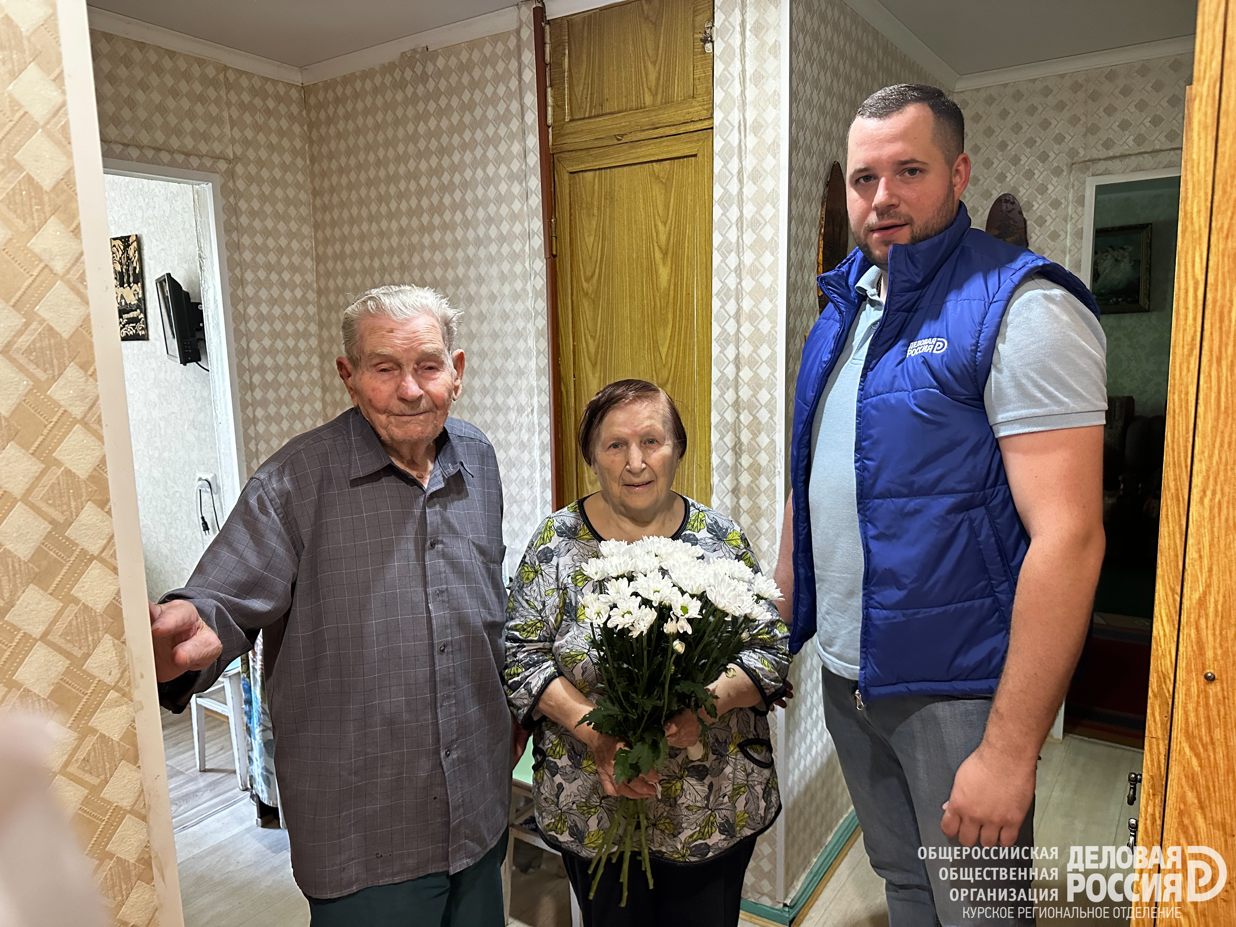 Курские делороссы поздравили с Днем семьи, любви и верности подопечных ветеранов