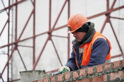 Дефицит строителей в России вырос на треть